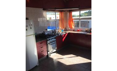 Vende o permuta Importante propiedad Vivienda + locales + estacionamiento en funcionamiento S/ Avenida Polonia a cuadras de Av. Juan B. Justo (ideal i
