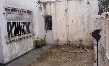 Propiedad de 3 amb en lote propio en el centro comercial de villa ballester