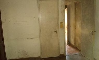 Propiedad de 3 amb en lote propio en el centro comercial de villa ballester