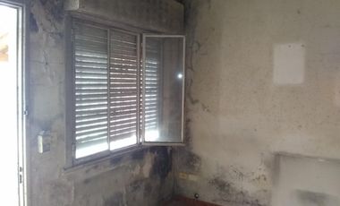 Propiedad de 3 amb en lote propio en el centro comercial de villa ballester