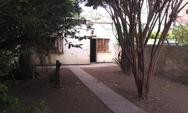 Propiedad de 3 amb en lote propio en el centro comercial de villa ballester