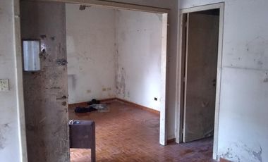 Propiedad de 3 amb en lote propio en el centro comercial de villa ballester