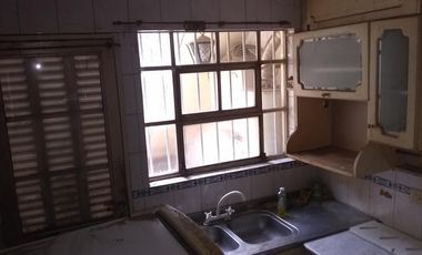 Propiedad de 3 amb en lote propio en el centro comercial de villa ballester