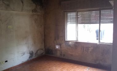 Propiedad de 3 amb en lote propio en el centro comercial de villa ballester