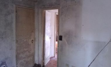 Propiedad de 3 amb en lote propio en el centro comercial de villa ballester