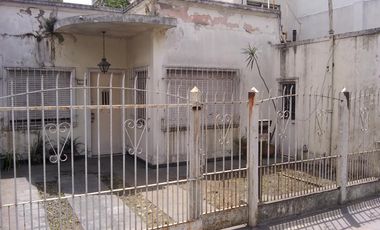 Propiedad de 3 amb en lote propio en el centro comercial de villa ballester