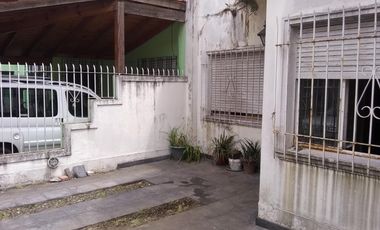 Propiedad de 3 amb en lote propio en el centro comercial de villa ballester