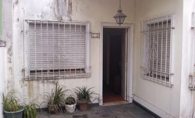 Propiedad de 3 amb en lote propio en el centro comercial de villa ballester