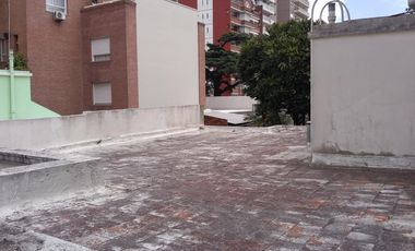 Propiedad de 3 amb en lote propio en el centro comercial de villa ballester