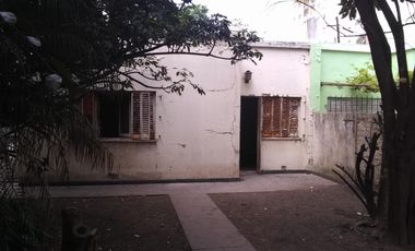 Propiedad de 3 amb en lote propio en el centro comercial de villa ballester