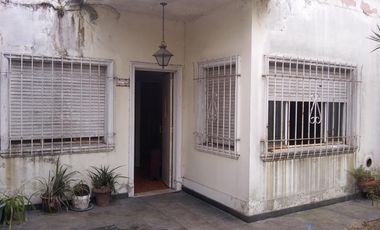 Propiedad de 3 amb en lote propio en el centro comercial de villa ballester