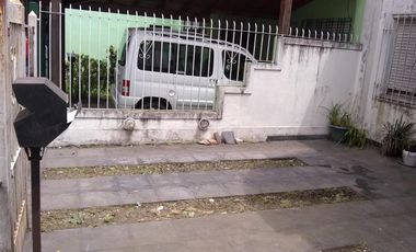 Propiedad de 3 amb en lote propio en el centro comercial de villa ballester