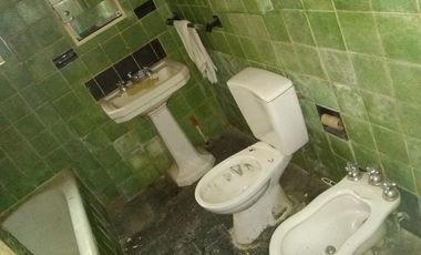 Propiedad de 3 amb en lote propio en el centro comercial de villa ballester