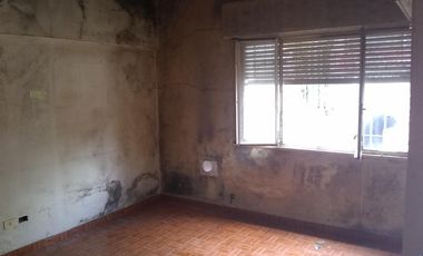 Propiedad de 3 amb en lote propio en el centro comercial de villa ballester