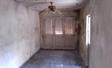 Propiedad de 3 amb en lote propio en el centro comercial de villa ballester