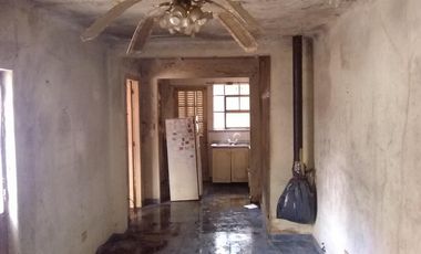 Propiedad de 3 amb en lote propio en el centro comercial de villa ballester