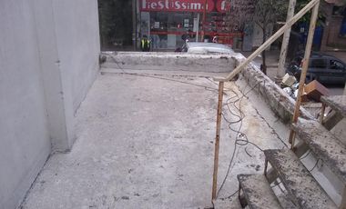 Propiedad de 3 amb en lote propio en el centro comercial de villa ballester