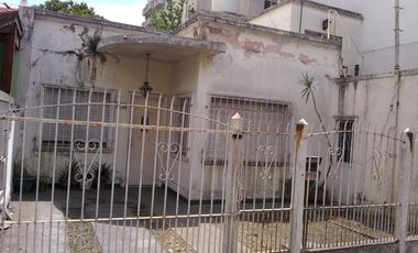 Propiedad de 3 amb en lote propio en el centro comercial de villa ballester