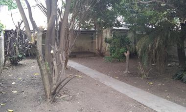 Propiedad de 3 amb en lote propio en el centro comercial de villa ballester