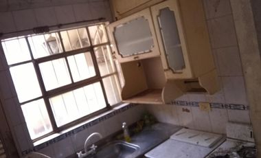 Propiedad de 3 amb en lote propio en el centro comercial de villa ballester