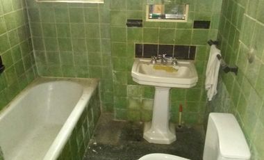 Propiedad de 3 amb en lote propio en el centro comercial de villa ballester