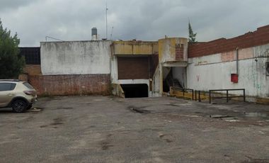 Vendo s/avenida Importe Local c/Cochera en Subsuelo + Depós y vivienda – Lote con salida a 2 calles