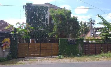 Rumah asri tepi jalan arah Bandara NYIA