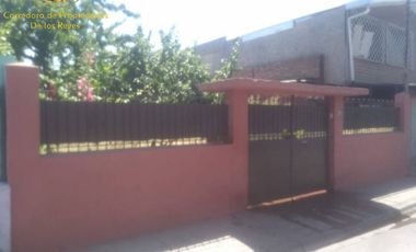 Se Vende Amplia Casa Ubicada En La Comuna De San Ramón , Stgo
