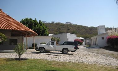 En VENTA Rancho de 7 hectáreas sobre la carretera Yautepec-Jojutla en Morelos.