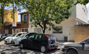 Casa en venta 5 ambientes con cochera y dependencia de servicio en Olivos