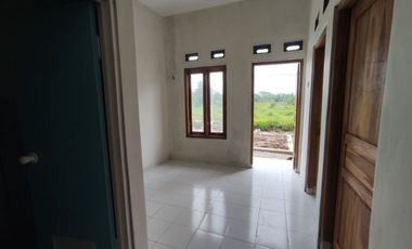 RUMAH CANTIK PALING LARIS DI TEPI JALAN RAYA SECANG