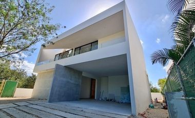 Casa en venta, te encantarán las amenidades de Priv. Oasis, Yucatán Country Club