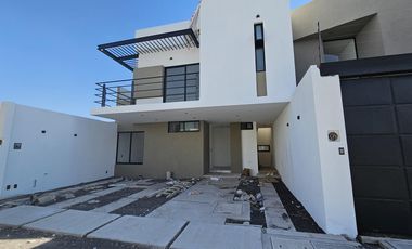 Se Vende Casa( 3 pisos con tina y Roof garden) en Santa Fe corregidora, Qro