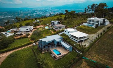 VENTA CASA EN RUITOQUE CERCA AL PARQUE NTERNACIONAL DEL PARAPENTE. Cod V9401