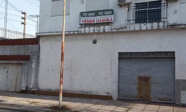 LOCAL DE 98 M2 PISO CEMENTO  BAÑO INSTALADO, PERSIANA METALICA