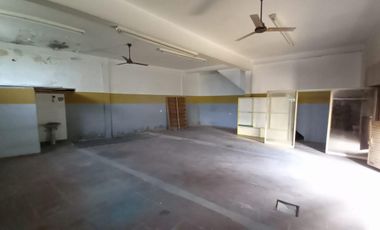 LOCAL DE 98 M2 PISO CEMENTO  BAÑO INSTALADO, PERSIANA METALICA