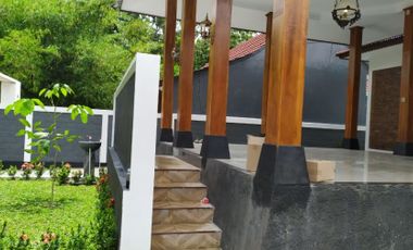 Rumah Klasik Sentuhan Modern dengan Dinding Bata Ekspose di Prambanan