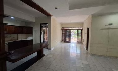 Rumah Hoek Premium di Tebet Barat - LT 570 m², Jalan 2 Arah 2 Mobil, Cocok Hunian & Usaha Kuliner