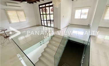 CASA RENOVADA / ALBROOK / VENTA