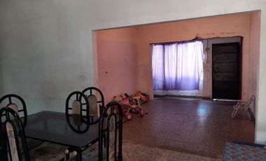 VENTA DE CASA CON SALIDA A 2 CALLES.