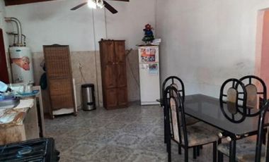 VENTA DE CASA CON SALIDA A 2 CALLES.