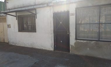 VENTA DE CASA CON SALIDA A 2 CALLES.