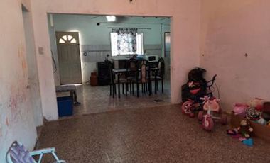 VENTA DE CASA CON SALIDA A 2 CALLES.