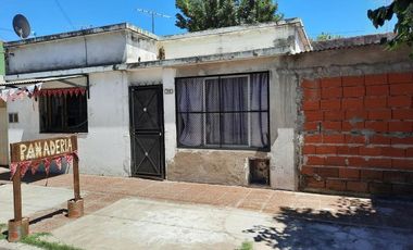 VENTA DE CASA CON SALIDA A 2 CALLES.