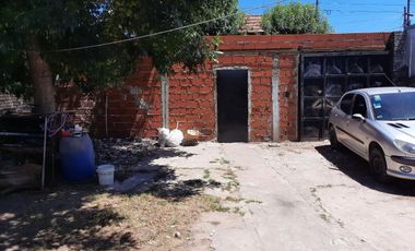 VENTA DE CASA CON SALIDA A 2 CALLES.
