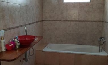 VENTA DE CASA CON SALIDA A 2 CALLES.