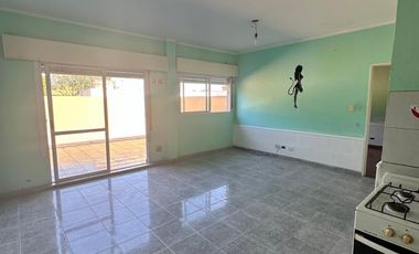 ALQUILER - DEPARTAMENTO 2 AMBIENTES CON PATIO AMPLIO Y LAVADERO
