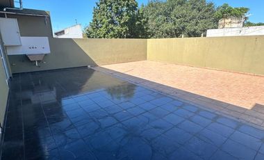 ALQUILER - DEPARTAMENTO 2 AMBIENTES CON PATIO AMPLIO Y LAVADERO