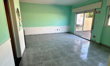 ALQUILER - DEPARTAMENTO 2 AMBIENTES CON PATIO AMPLIO Y LAVADERO