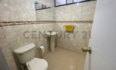 ¡Amplia casa en arriendo 6D  3B  jardín  quincho en sector sur!
